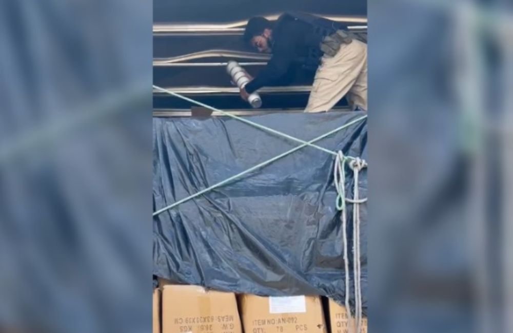 PRF apreende carreta com 75 mil copos térmicos importados da China na BR-153