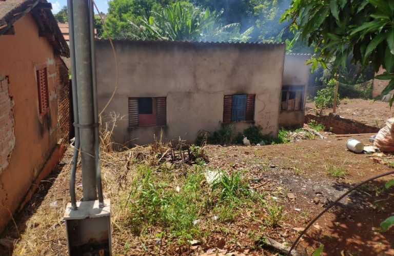 VÍDEO Corpo de Bombeiros Controla Incêndio em Residência Desabitada no Setor Santa Terezinha