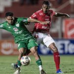 Com gol de pênalti, Vila Nova derrota Jataiense no OBA e segue isolado na liderança do Goianão