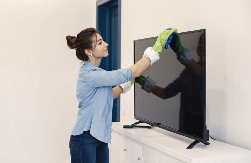 Como limpar tela de televisão e notebook: 12 dicas para não errar
