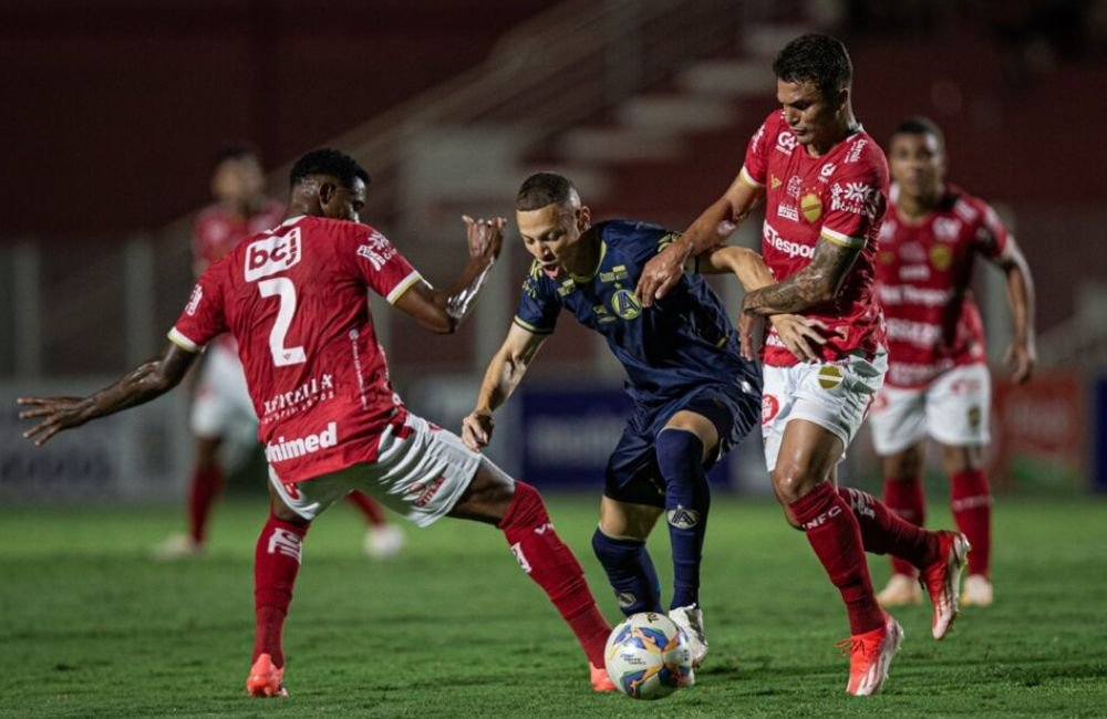 Em jogo movimentado no OBA, Vila Nova derrota Aparecidense e mantém a liderança do Goianão