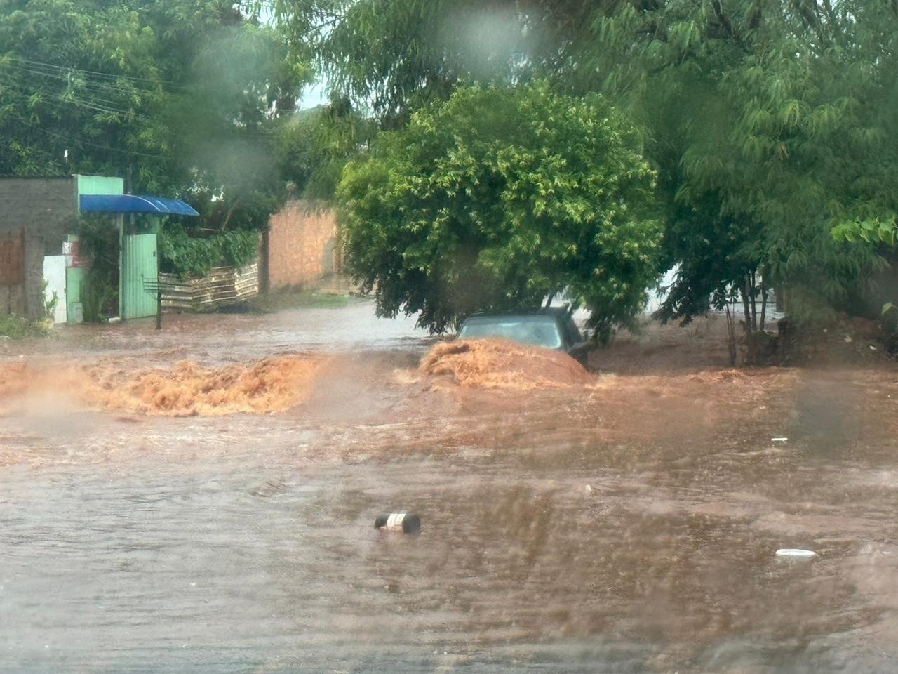 VÍDEO| Devido à chuva intensa, águas transbordam sobre pontes, deixando setores ilhados em Jataí