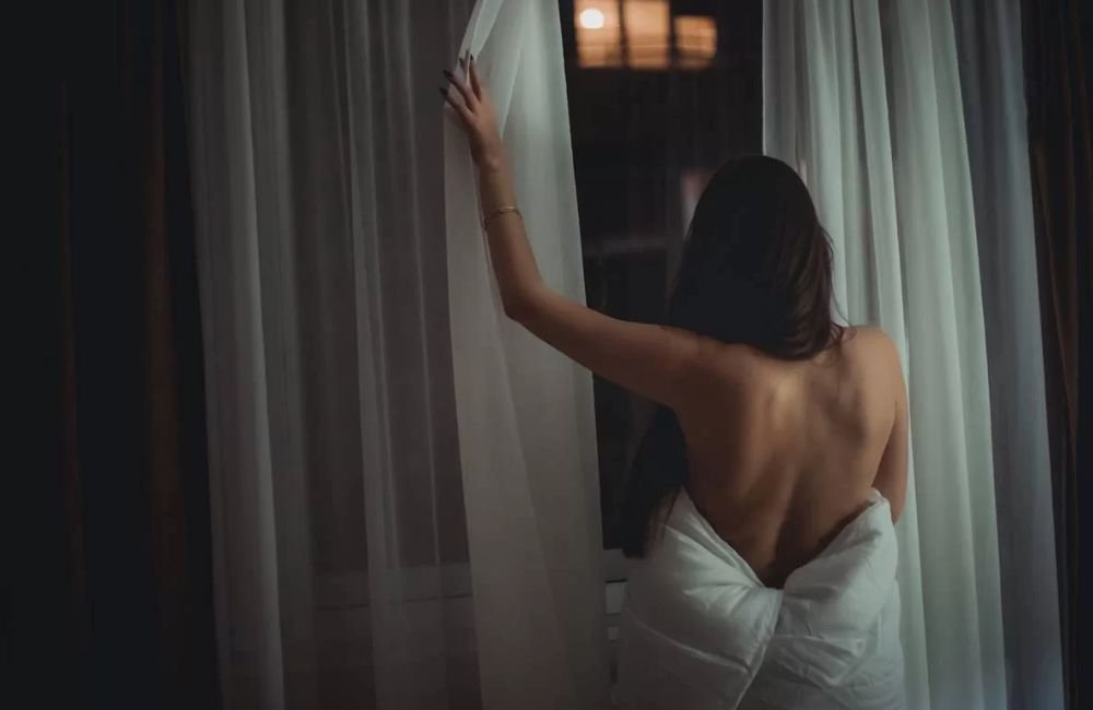 Você é a “vizinha pelada”? Entenda se seu vizinho pode reclamar