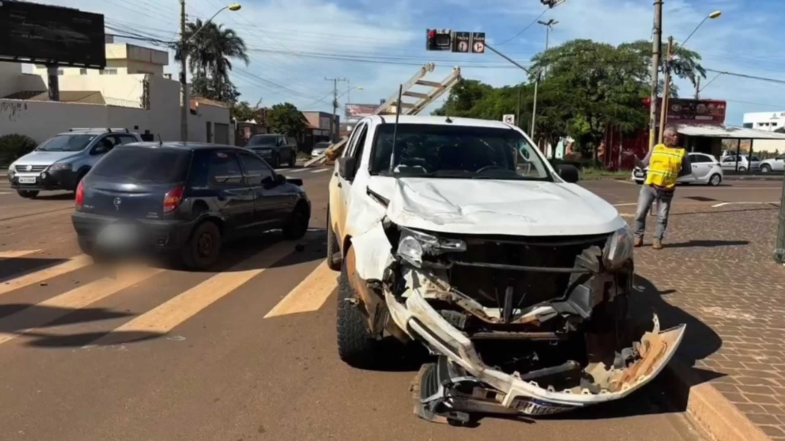 VÍDEO | Acidente envolvendo três veículos gera danos materiais na Avenida Presidente Tancredo Neves em Jataí