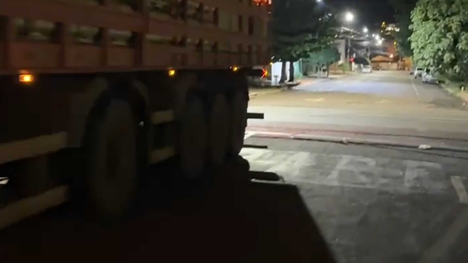VÍDEO | Incidente em Jataí: Carreta Danifica Fiação de Internet e Telefonia, Equipes de Reparo Ainda Não Chegaram ao Local
