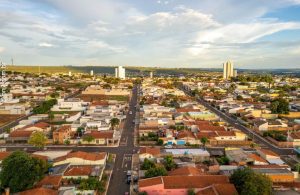 Clima tempo previsão cidade drone céu azul prédios arvores