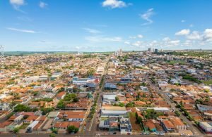 Clima tempo previsão cidade drone céu azul prédios arvores jataí goiás