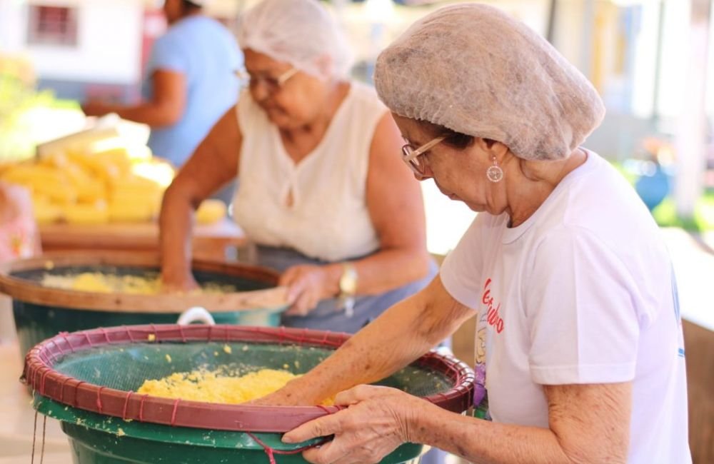 Idosos do Condomínio Vila Vida Celebram Tradição Goiana com Pamonhada Comunitária