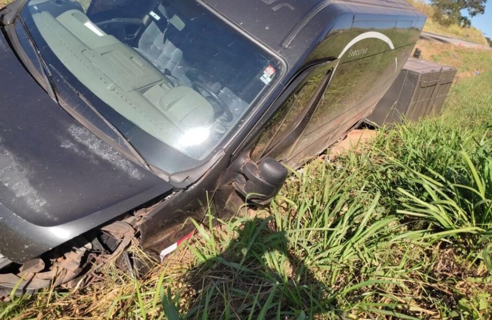 Acidente com van que transportava comerciantes deixa motorista ferido na BR-060
