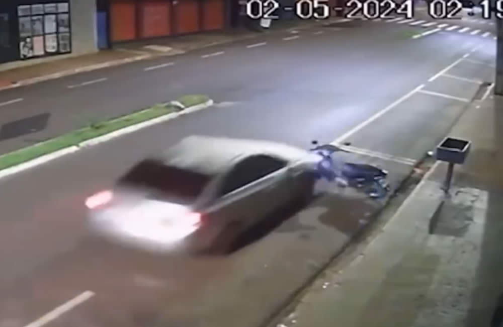 Motorista foge após colidir com moto na Avenida Joaquim Cândido em Jataí