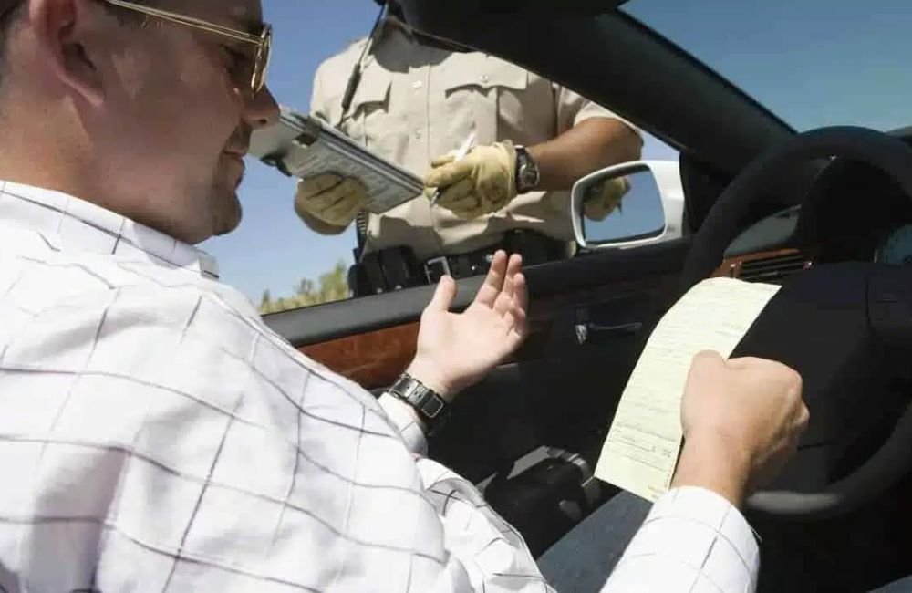 Motoristas podem recorrer das multas pela internet; atendimento presencial será mantido, anuncia Detran