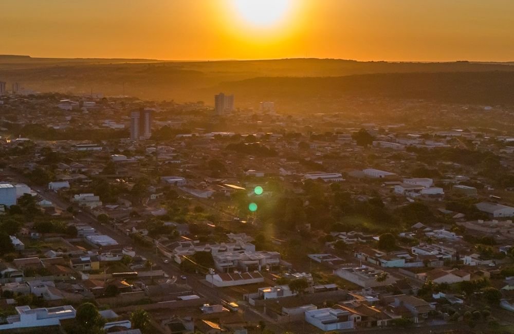 Sol Predomina em Goiás: Terça-feira de Calor e Umidade Baixa