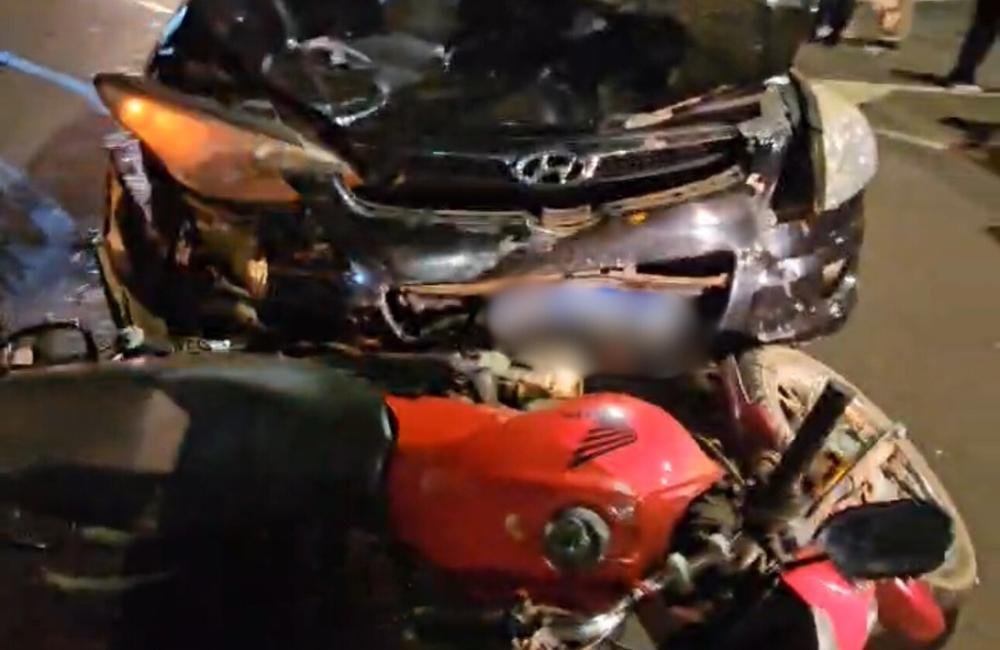 VÍDEO | Grave Acidente em Jataí: Moto Colide com Carro em Cruzamento ao Lado da Igreja Catedral