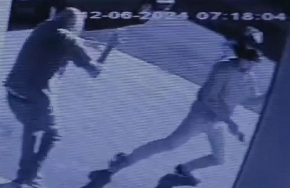 Idoso reage a assalto e coloca criminoso para correr em joalheira
