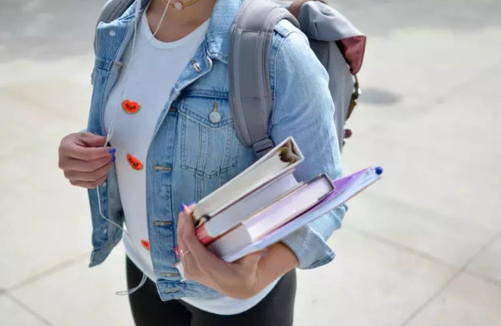 Senado aprova bolsa de pelo menos R$ 700 para alunos de baixa renda da graduação