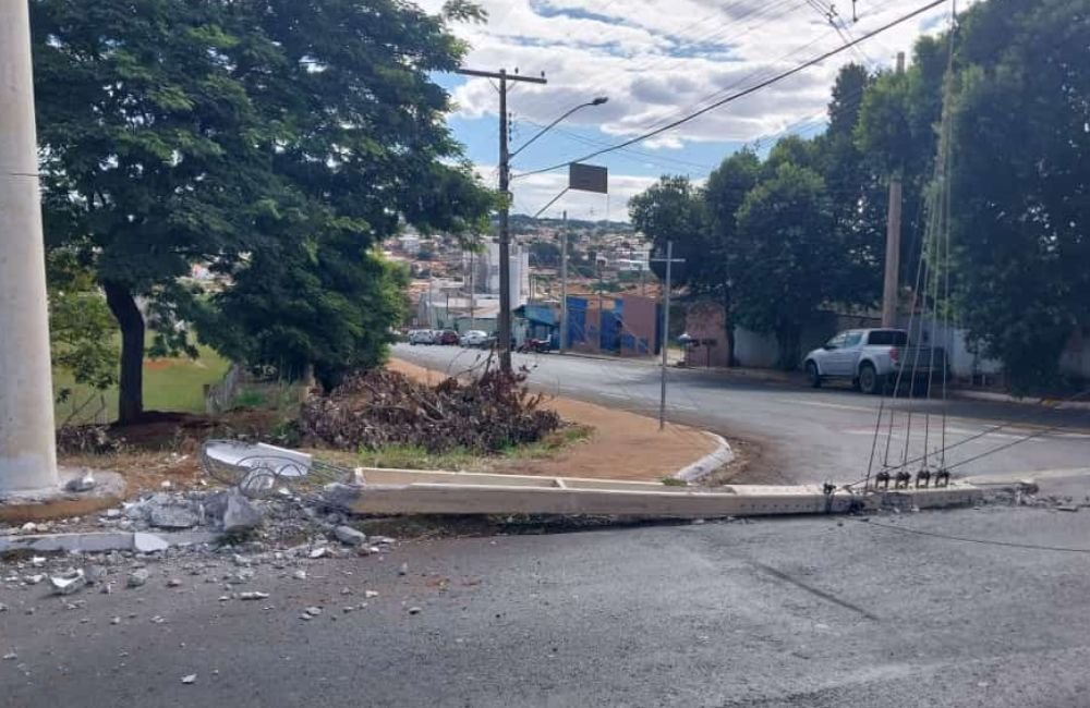 VÍDEO | Caminhão em alta velocidade colide com poste em Jataí
