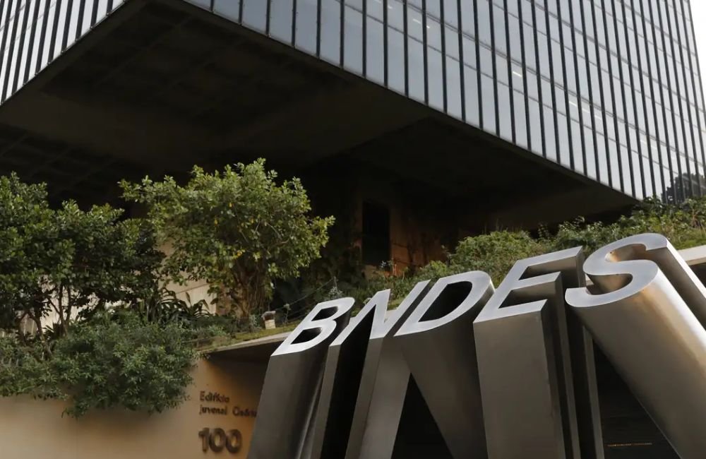 BNDES abre concurso com 150 vagas e salário de R$ 20,9 mil