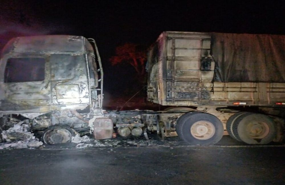 Caminhão fica com a cabine destruída após pegar fogo em Rio Verde