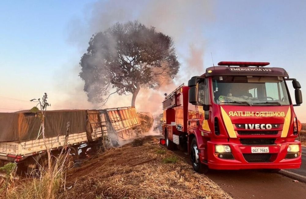 Caminhoneiro é carbonizado após bater contra árvore na BR-452, em Rio Verde