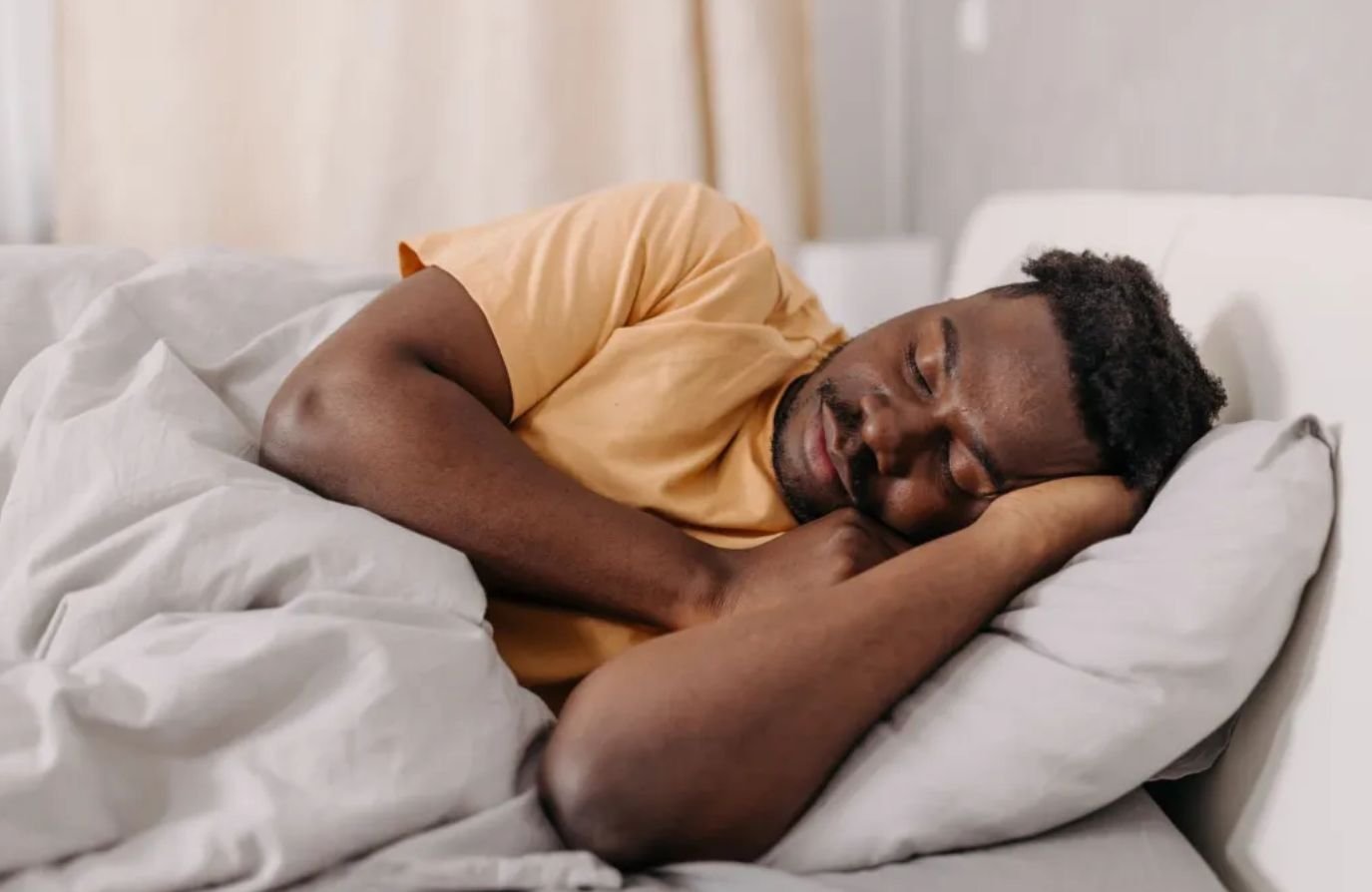 Existe posição certa para dormir? Especialista responde e dá dicas
