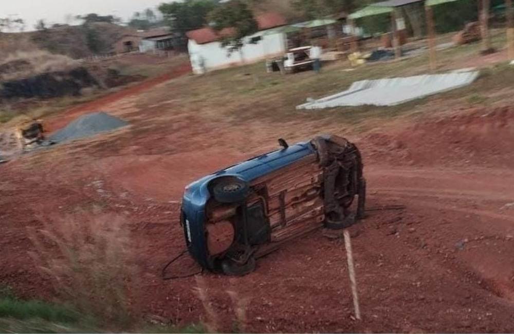 Ford Fiesta tomba após motorista perder controle