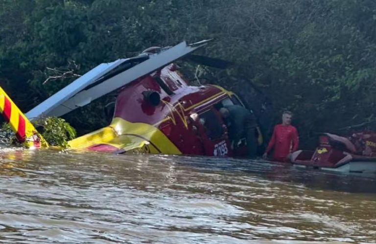 Helicóptero dos bombeiros faz pouso forçado no Rio Araguaia