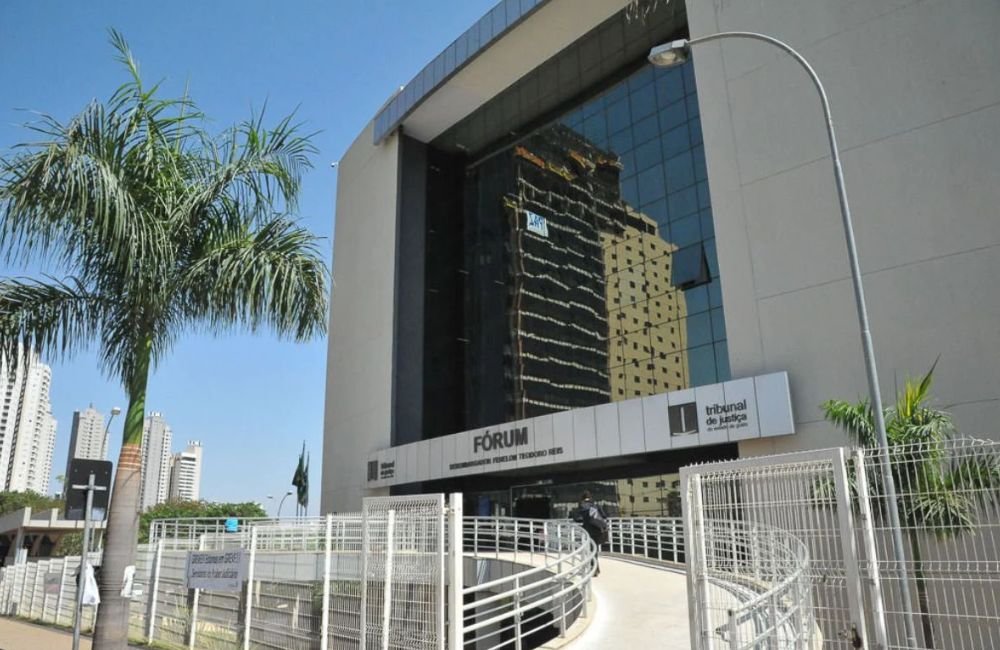 Jovem acusado de roubar tênis é absolvido por “estar no lugar errado, na hora errada”