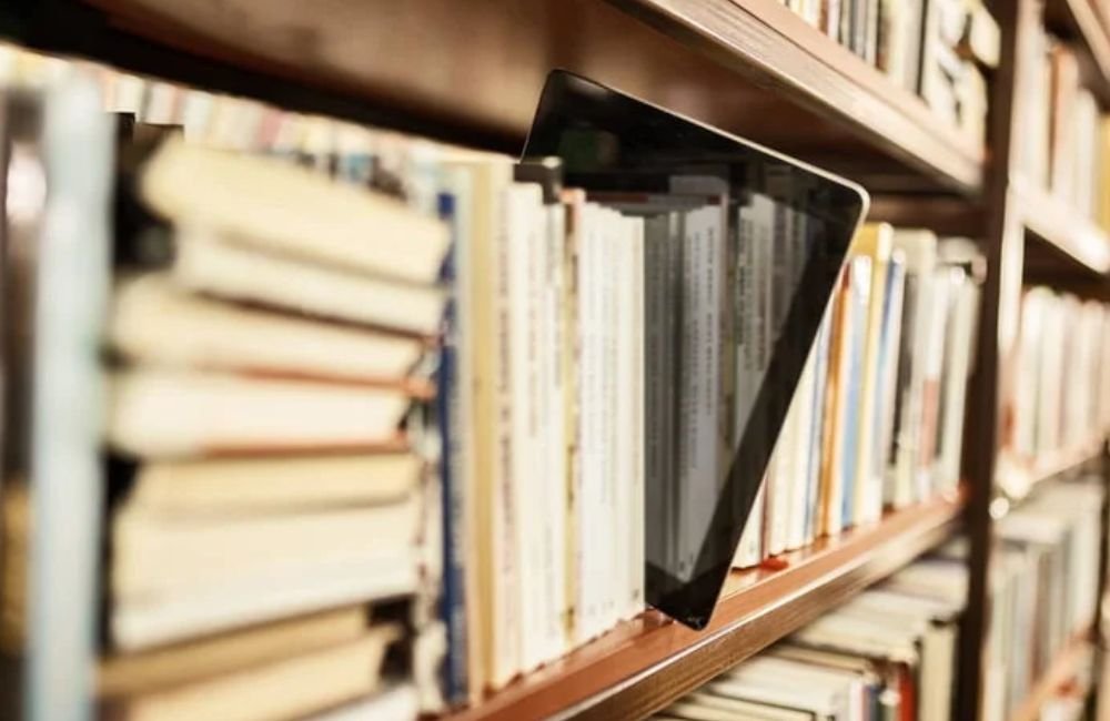 Livros físicos versus e-books: quanto economiza quem lê on-line?