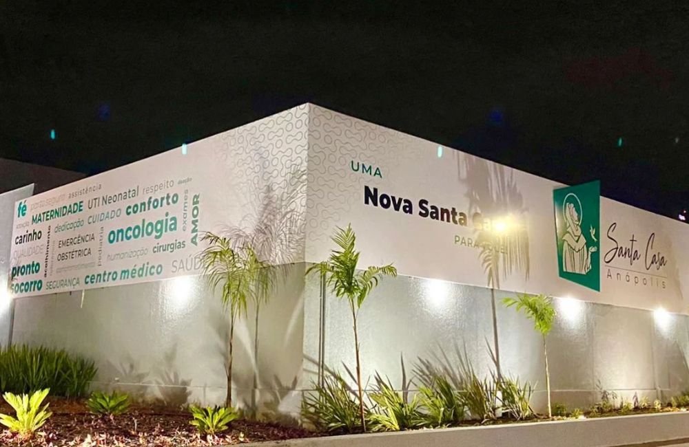 Médica salva recém-nascido após flagrar mãe dar à luz no banheiro e tentar jogar bebê no vaso sanitário