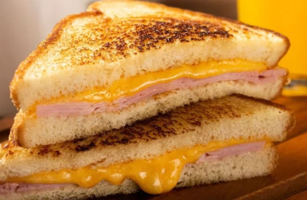 Misto quente gratinado: aprenda receita prática para inovar no lanche