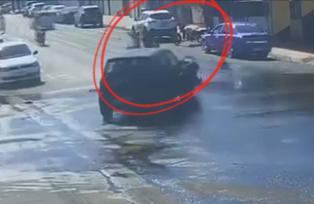 Motociclista é lançado sobre o teto de carro em acidente no cruzamento da Avenida Veriano de Oliveira Lima com a Rua Leopoldo de Bulhões
