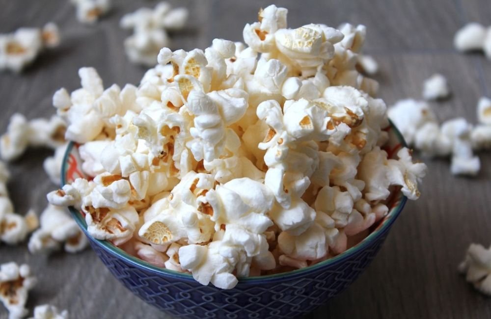 Posso comer pipoca todos os dias? Nutricionista esclarece benefícios