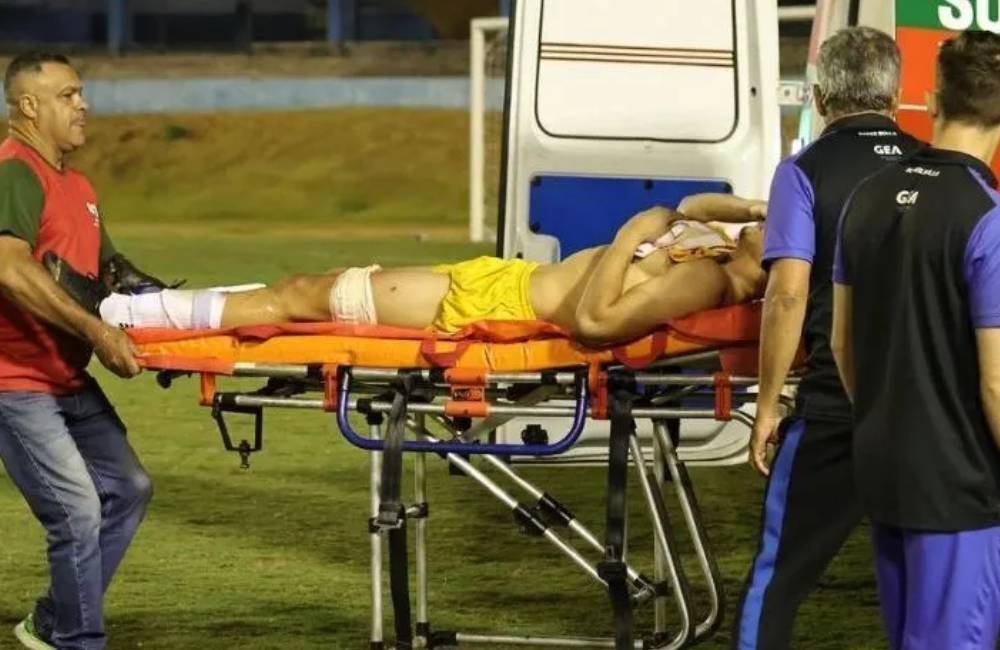 policial atira em goleiro do Grêmio Anápolis durante jogo