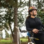 Andar de bicicleta protege os joelhos contra artrose, aponta médico