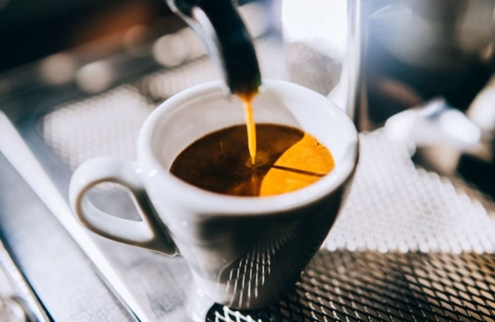 Beber café ao acordar pode fazer mal. Saiba quando tomar a 1ª xícara