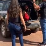 Filho é preso por tentar matar mãe de 97 anos com cabeça em privada, diz polícia