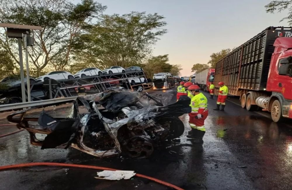 GO: Colisão entre carro e carreta cegonha deixa motorista morto na BR-153
