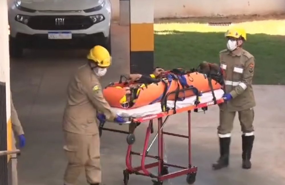Homem de 58 Anos Cai do Telhado de Casa e é Encaminhado ao Hospital com Suspeitas de Fraturas