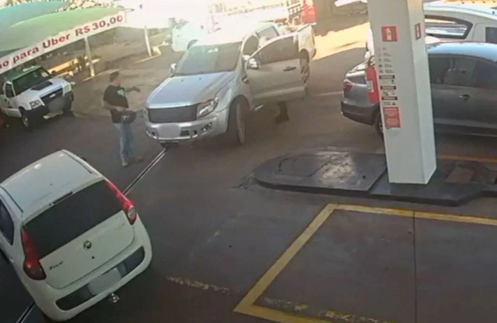 VÍDEO | Imagens mostram instrutor de clube de tiro sendo assassinado dentro de posto de combustível, em GO