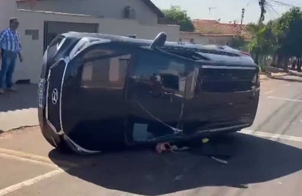 Acidente no Setor Aeroporto em Jataí resulta em capotamento e vítima encaminhada ao HEJ