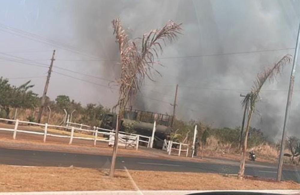 VÍDEO | Área de cerrado do 41º Batalhão de Infantaria Mecanizada pega fogo nesta segunda-feira em Jataí
