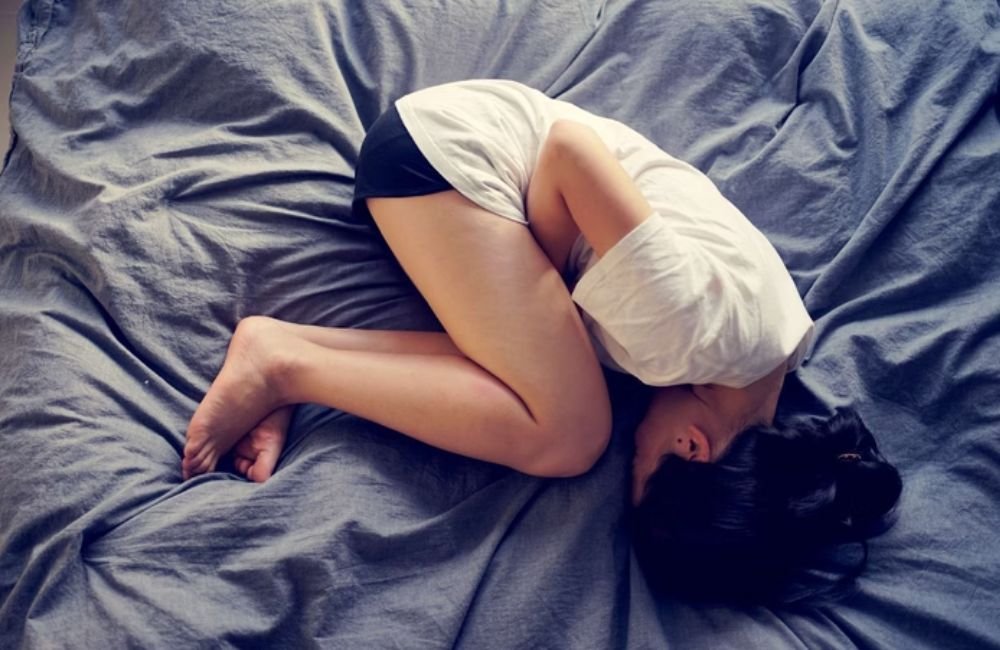 Cólica menstrual: conheça exercícios para amenizar as dores