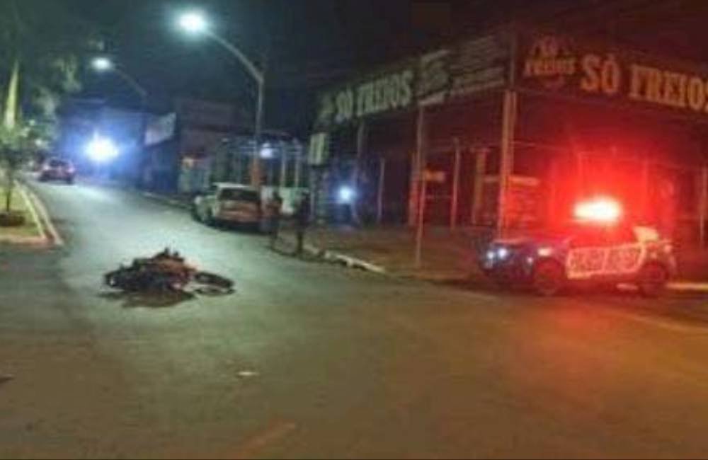 Colisão entre carro e moto em Jataí deixa motociclista e garupa inconscientes