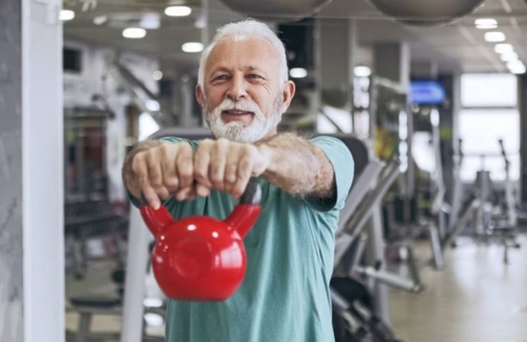 Fazer 1 ano de musculação preserva força até 4 anos depois, diz estudo