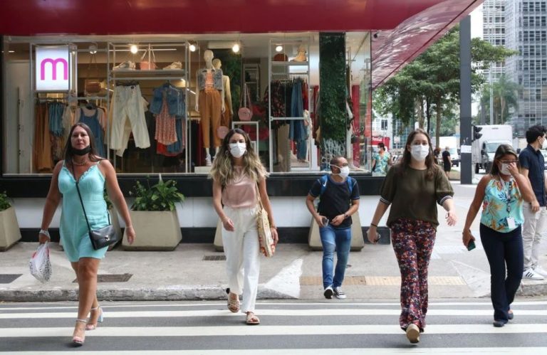 População é orientada a voltar usar máscara em Goiás