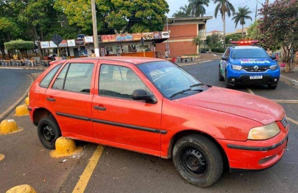 Motorista abandona carro e foge após colidir com “tartaruga”