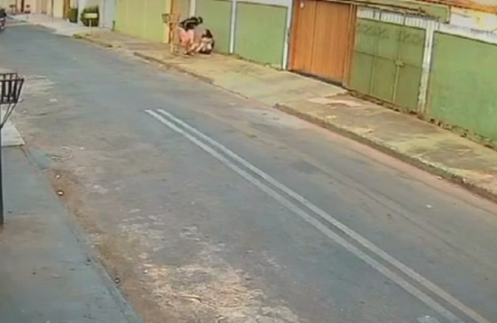 VÍDEO | Assaltante Apanha de Populares Após Fracassada Tentativa de Roubo