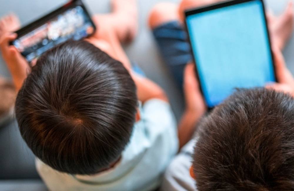 Psicopedagoga alerta para o uso excessivo de telas na infância e propõe alternativas para o desenvolvimento saudável
