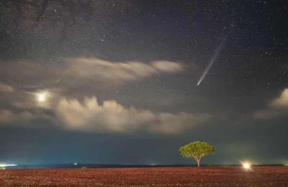 Físico se impressiona ao tirar foto de cometa no céu de Goiás
