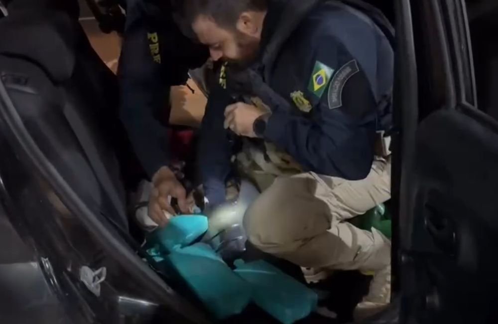 VÍDEO | Motorista de aplicativo é preso em Jataí com bebê no carro e carga de drogas escondida